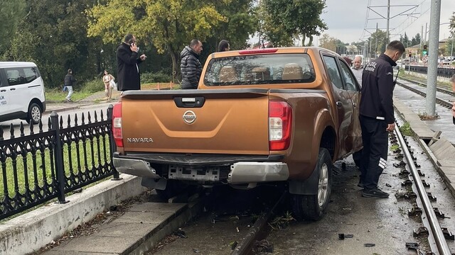 Pikap tramvay yoluna girdi