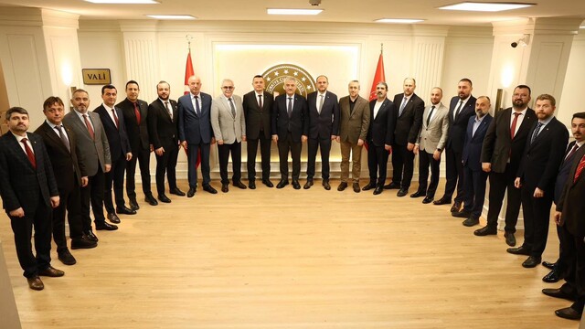 Yeni yönetim Vali Makas ile bir araya geldi