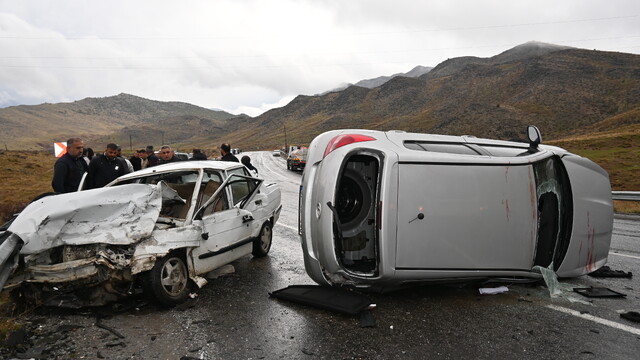 Bitlis'te iki otomobilin çarpıştığı kazada 5 kişi yaralandı