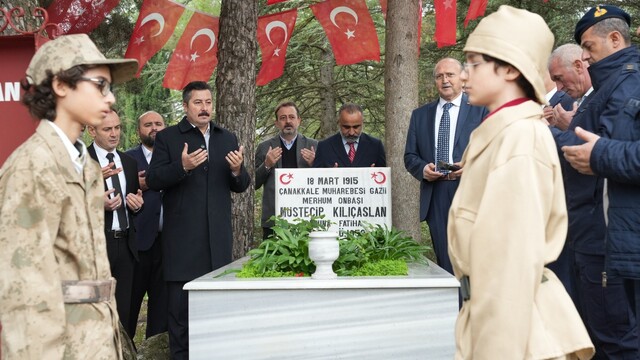 Çanakkale Boğazı'nı geçmek isteyen Fransız Denizaltısını batırmıştı, mezarı başında anıldı
Çanakkale Savaşı'nda Fransız denizaltısı Turkuaz'ı top atışıyla batıran Bursalı Müstecip Onbaşı kabri başında dualarla anıldı