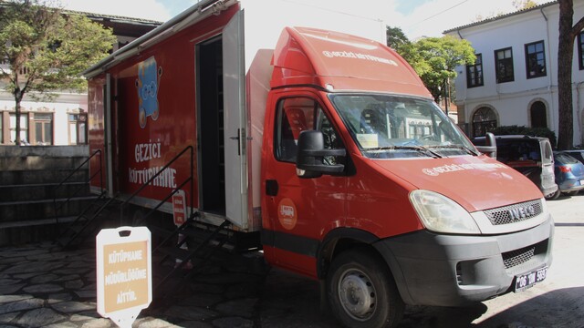 Muğla Halk Kütüphanesi'nde hizmet gezici kütüphaneyle sürüyor