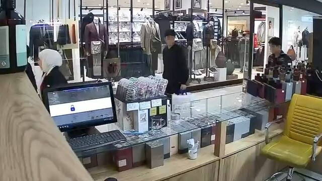Önce kokladı, hoşuna gidince parfümü cebine koyup uzaklaştı