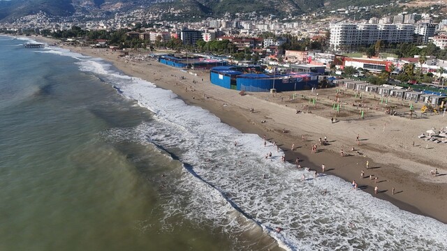 Alanya'da yağmurun ardından güneş yüzünü gösterdi sahiller doldu