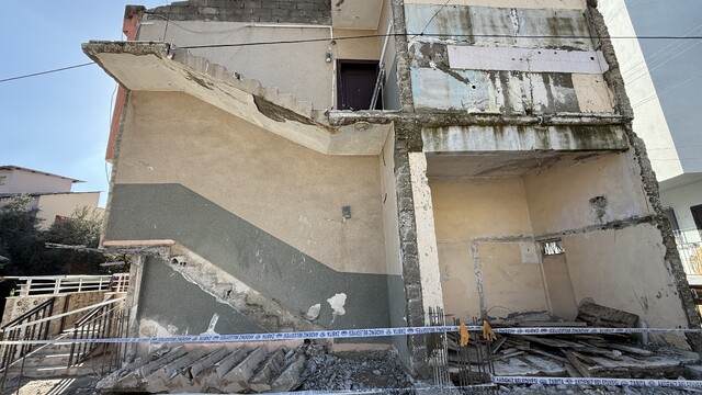 Mersin'de çöken beton merdivenin altında kalan işçi yaşamını yitirdi