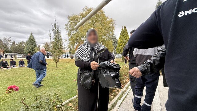 Cuma namazı çıkışında çöp poşeti ile dilendi