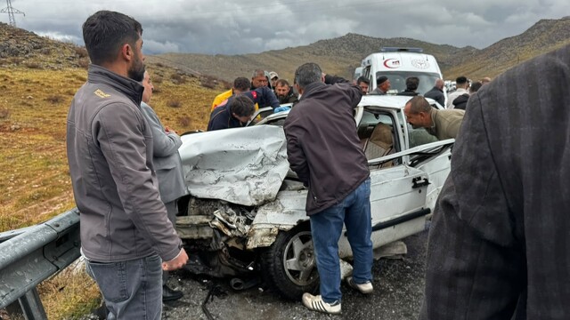 Bitlis'te otomobiller çarpıştı: 5 yaralı