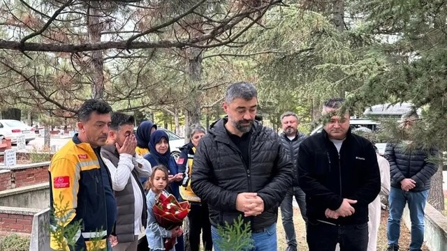 Eskişehir'de görev şehidi sağlık çalışanı kabri başında anıldı