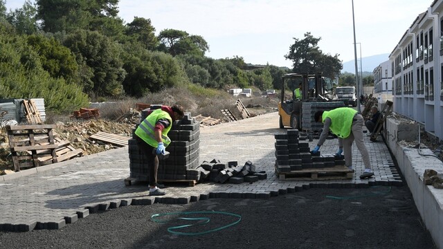 Kuşadası Caferli'de 25 bin metrekarelik yol çalışması başladı