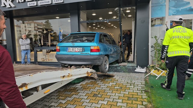 Çorum'da kontrolden çıkan otomobil mağazaya girdi