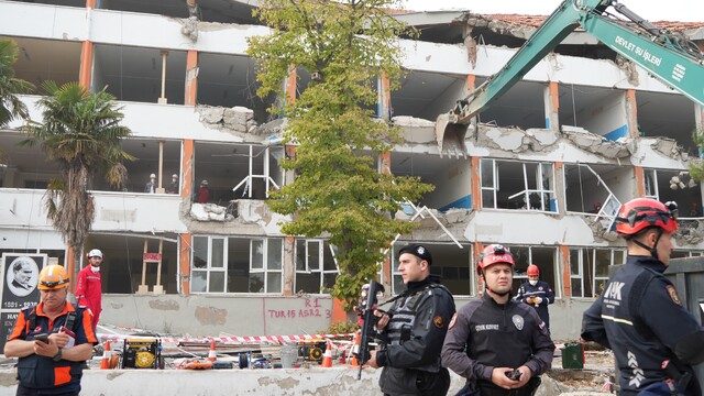 İzmir depreminin 6'ıncı yılında dev tatbikat
Ege Bölgesi'nin muhtemel felaket senaryosu tatbikatla test edildi