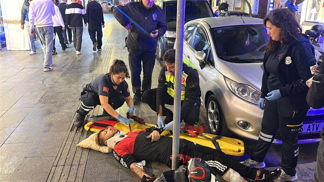 İki otomobilin arasından geçerken kaza yapan motosiklet sürücüsü yaralandı