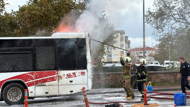 Çanakkale'de özel halk otobüsü alev alev yandı