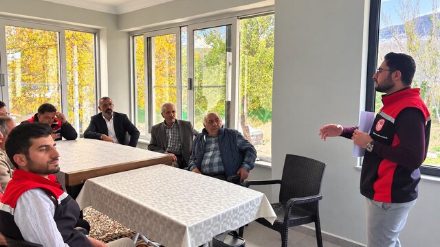 Kemah'ta üreticilere tarımsal destekleme ve hayvan hastalıklarıyla mücadele bilgilendirmesi yapıldı