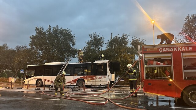 Çanakkale'de özel halk otobüsünde çıkan yangın söndürüldü
