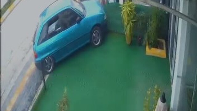 Çorum'da otomobil mağazaya girdi
