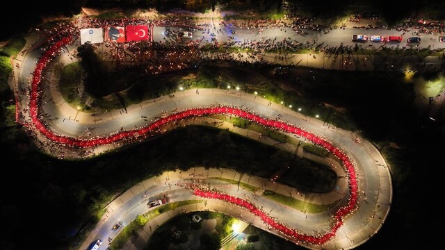 Antalya 30 Ekim'de de Cumhuriyeti kutladı: 400 metrelik dev bayrakla fener alayı düzenlendi
Hava şartları nedeniyle 1 gün ertelenen fener alayına binlerce Antalyalı katıldı