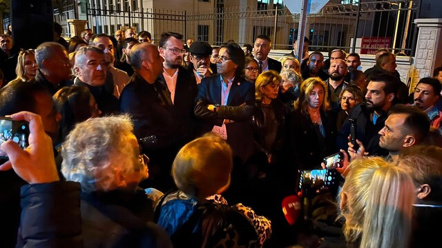 Yeni Partililer Şeniz Doğan'a destek için adliye önünde toplandı