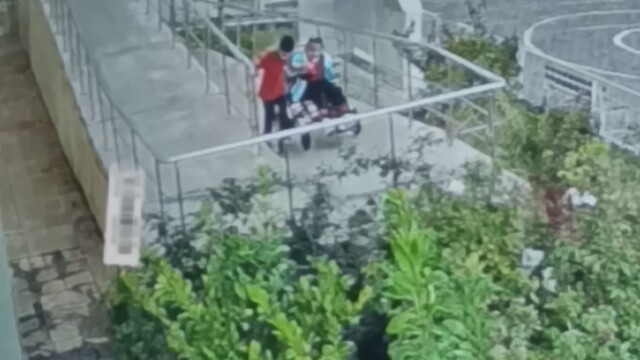 Yağmur altında arkadaşını yalnız bırakmayan küçük Yusuf yürekleri ısıttı