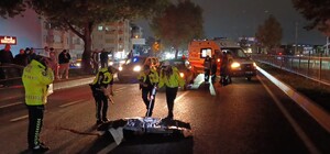 Bariyerlerden atlayıp yolun karşısına geçerken otomobilin çarptığı yaya öldü
