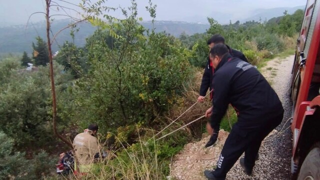 Defne'de kayalıklardan düşen vatandaş yaralandı