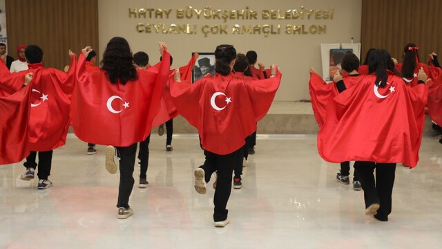 Kırıkhan'da çok amaçlı salonda Cumhuriyet Bayramı kutlandı