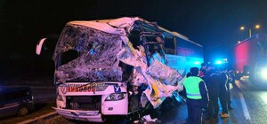 Edirne'de tur otobüsü, TIR'a çarptı: 10 yaralı