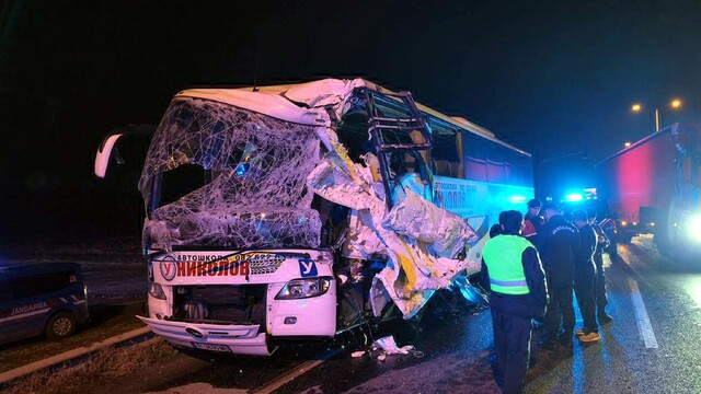 Edirne'de tur otobüsü, TIR'a çarptı: 10 yaralı