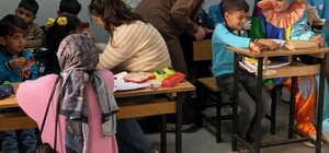 Erzincan'da üniversiteli gönüllüler köy okulundaki çocukları sevindirdi