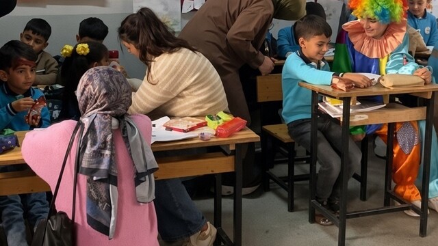 Erzincan'da üniversiteli gönüllüler köy okulundaki çocukları sevindirdi