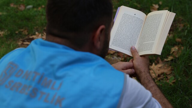 Diyarbakır'da yükümlüler mekan mefhumuna bakılmaksızın kitap okuyor