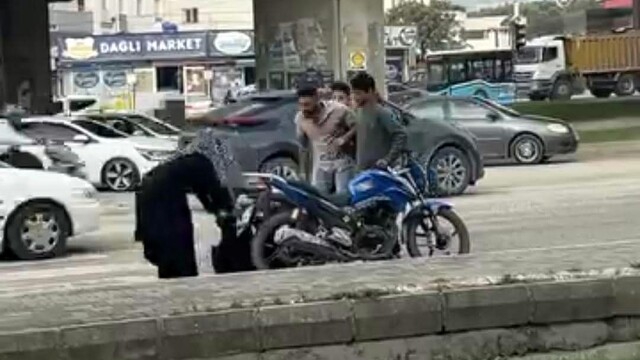 Motosiklet sürücüsünün sopayla meydan dayağı yediği kavgada, araçlarından inip kavgaya tutuşan sürücülere 360 bin TL ceza