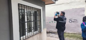 Muhtarlığın kamerasını söküp bahçeye attılar