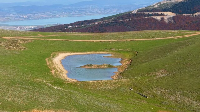 Samsun'un saklı güzelliği: Gizemli göl
Dron ile görüntülenen bin 500 rakımdaki yaylada çifte göl güzelliği objektiflere yansıdı
