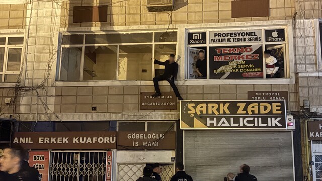 Kayseri'de kendine zarar veren şahsı, polis ekipleri zor kullanarak kurtardı