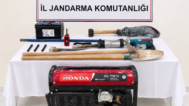 Bilecik'te define arayan 12 kişi suçüstü yakalandı