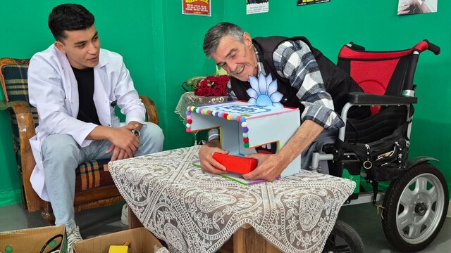 Üniversite öğrencilerinden huzurevinde kalan yaşlılara özel etkinlik
Huzurevindeki yaşlılar 'Kutuda Ne Var?' etkinliği ile keyifli vakit geçirdiler
ESOGÜ hemşirelik 4'üncü sınıf öğrencisi Kemal Tok:
"Biz giderken hepimizi selamlayıp öyle gönderiyorlar"
"Hepsi çok güler yüzlü davranıyorlar"
Huzurevi sakinlerinden 76 yaşındaki Şahin Düzgenç:
"Kendimizi daha mutlu ve daha değerli hissediyoruz"