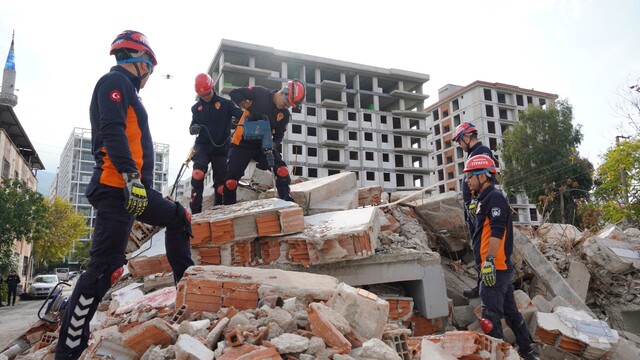 28 saniyelik deprem senaryosu 3 ili harekete geçirdi
İzmir depreminin 6. yılında 3 ili kapsayan dev tatbikat yapıldı