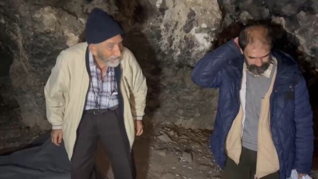 Uludağ'da mağarada yaşayan adamın hikâyesi mutlu sonla bitti;
83 yaşındaki baba, mağarada kalan oğluna kavuşmak için Ankara'dan Bursa'ya geldi