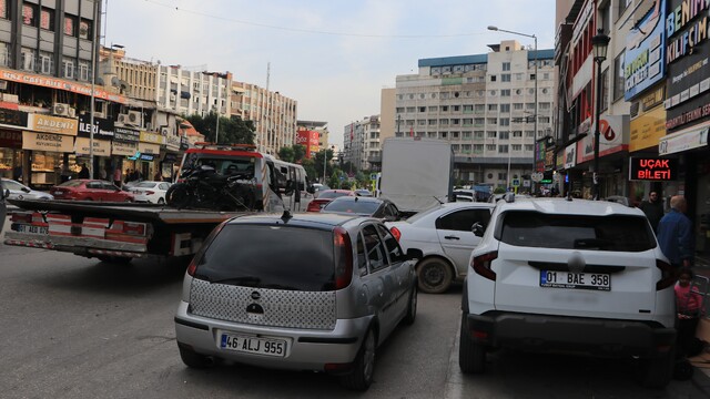 Hatalı parklar trafik akışını etkiledi, vatandaşlar tepki gösterdi
Adana'da hatalı ve çift sıra parklar trafiği olumsuz etkiliyor
