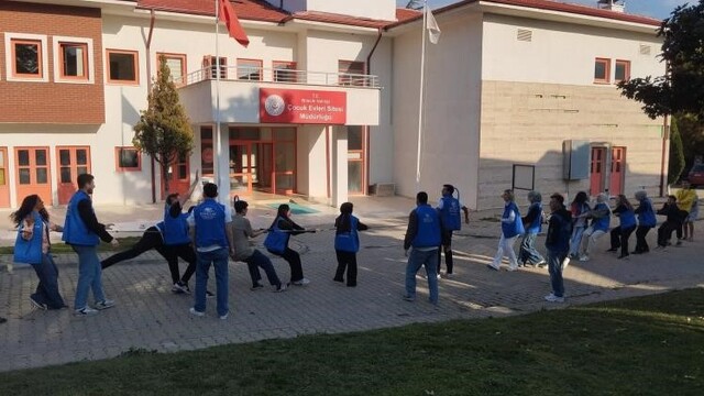 Gönüllü gençler çocuk evlerinde kalan çocuklarla buluştu