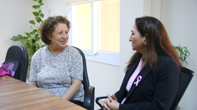 Göğsündeki kitleyi erken fark eden kadın bir yıllık tedaviyle kanseri yendi