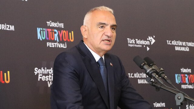 Antalya Kültür Yolu Festivali'nde 9 gün boyunca 440'tan fazla etkinlik
Antalya EXPO alanında COP31 sonrası fuar ve kongre merkezi kurulacak
Kültür ve Turizm Bakanı Mehmet Nuri Ersoy:
"Antalya için 40'tan fazla mekânda 440'tan fazla etkinlik düzenleyeceğiz"
"Bu büyük uluslararası organizasyona ev sahipliği yaptıktan sonra Antalya EXPO alanında, Türkiye'nin en büyük ve en önemli fuar, kongre ve etkinlik merkezlerinden birini hayata geçirmek üzere TGA çatısı altında kuracağımız ve profesyonellerden oluşan yeni bir yapılanmaya gideceğiz"
"Antalya turizminin önemli bir ihtiyacı olan kongre ve fuar turizmi için dünya ölçeğinde ve çok üst düzey nitelikte bir merkez oluşturarak kış ve bahar dönemlerine de hareketlilik kazandıracağız"