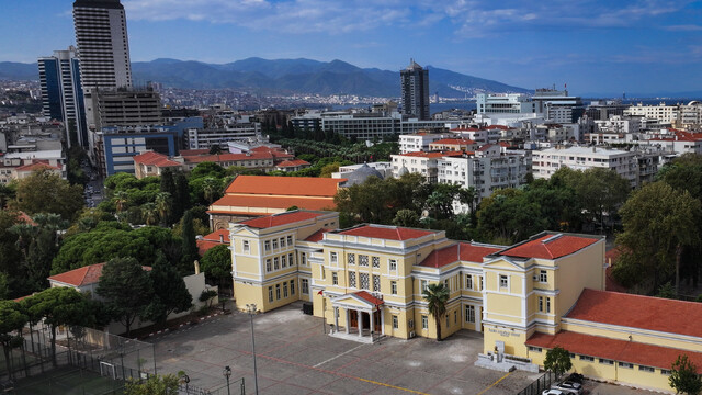 ASIRLIK MEKTEPLER - Ünlüleri yetiştiren İzmir Atatürk Lisesi 140 yıldır eğitime katkı sunuyor