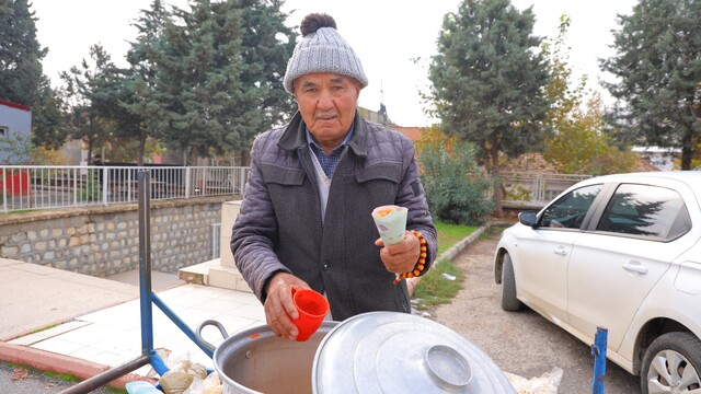35 yıldır el arabasıyla sokak sokak dolaşıp nohut satıyor