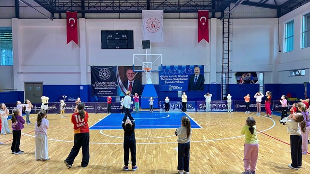 Salıpazarı'nda çocuklara yönelik ücretsiz cimnastik kursları sürüyor