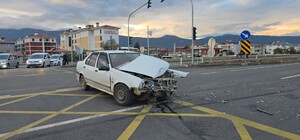 Gaziantep'te 2 otomobil çarpışması sonucu maddi hasar meydana geldi