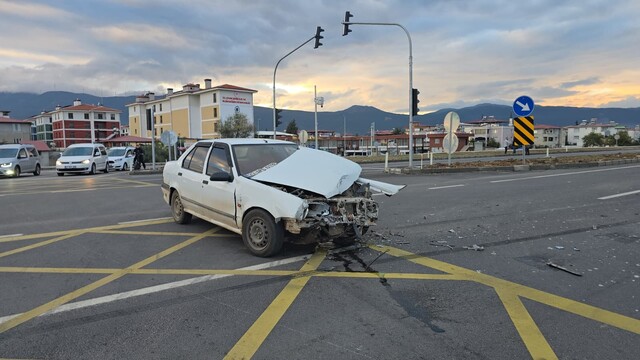 Gaziantep'te 2 otomobil çarpışması sonucu maddi hasar meydana geldi