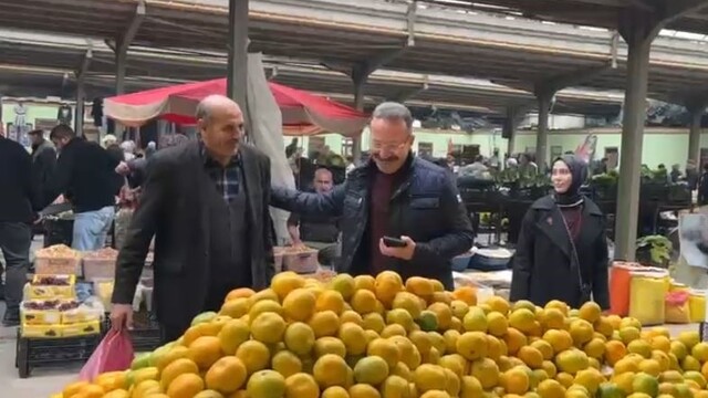 Ardahan Valisi Yamlı ve eşi pazar tezgâhlarını gezerek alışveriş yaptı