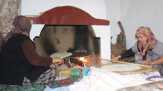 Çivril'de yufkalar açılıyor, imece geleneği yaşıyor
Çivril'de kışlık ekmek mesaisi