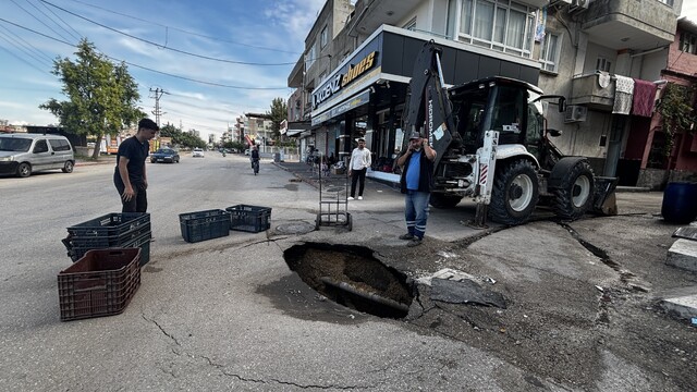 Yol çöktü, çevre esnafı çukuru kasalarla kapattı
Adana'da çöken yol nedeniyle 2 metrelik çukur oluştu
